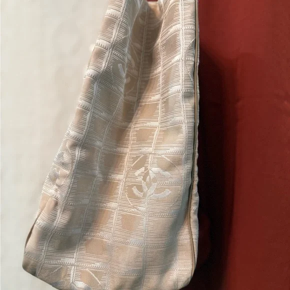 CHANEL Tote - Picture 8 of 15